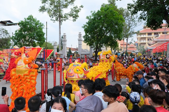 Giving lucky pockets and A gift of New Year on the First day of Lunar New Year