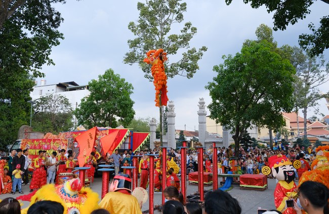 Giving lucky pockets and A gift of New Year on the First day of Lunar New Year
