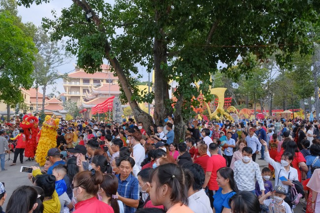 Giving lucky pockets and A gift of New Year on the First day of Lunar New Year