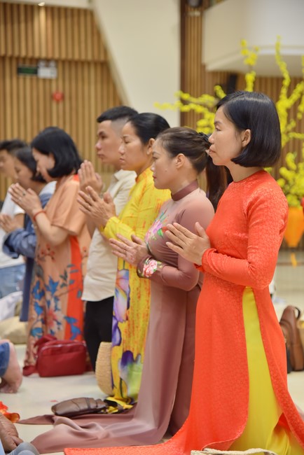 Giving lucky pockets and A gift of New Year on the First day of Lunar New Year