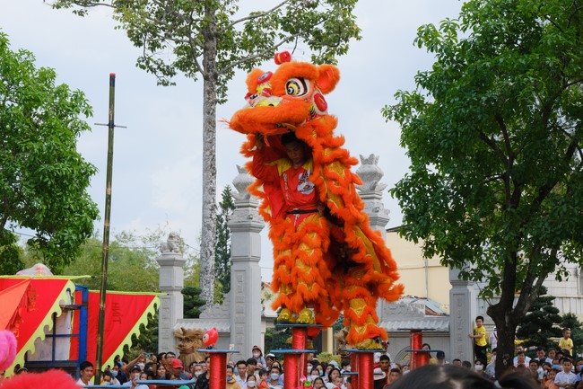 Giving lucky pockets and A gift of New Year on the First day of Lunar New Year