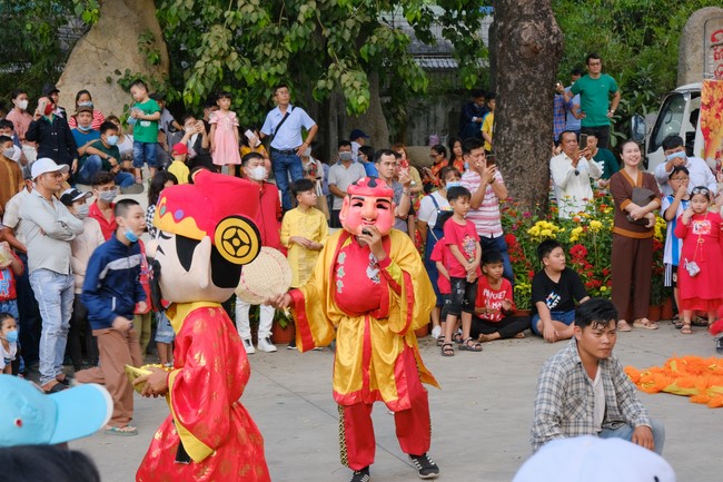 Giving lucky pockets and A gift of New Year on the First day of Lunar New Year