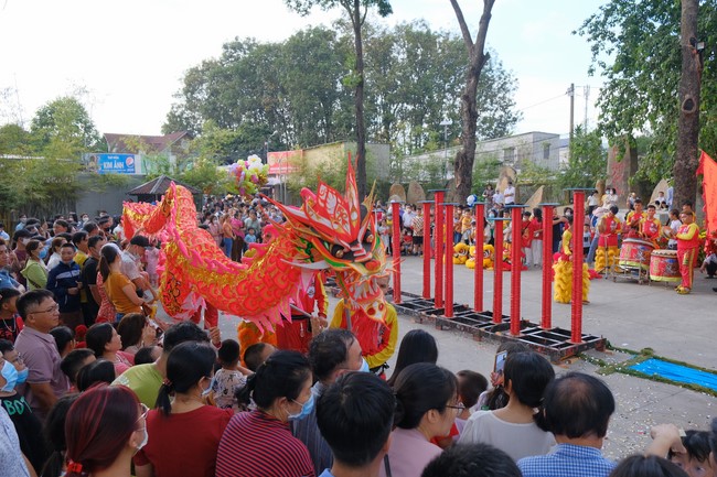 Giving lucky pockets and A gift of New Year on the First day of Lunar New Year