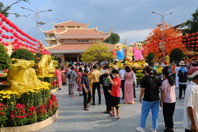 Giving lucky pockets and A gift of New Year on the First day of Lunar New Year