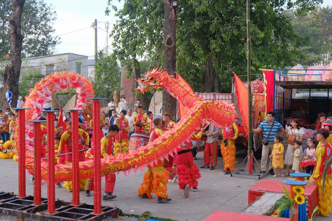 Giving lucky pockets and A gift of New Year on the First day of Lunar New Year