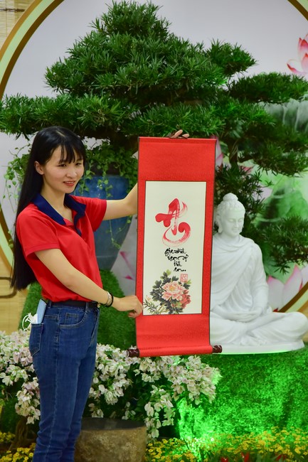 Giving lucky pockets and A gift of New Year on the First day of Lunar New Year