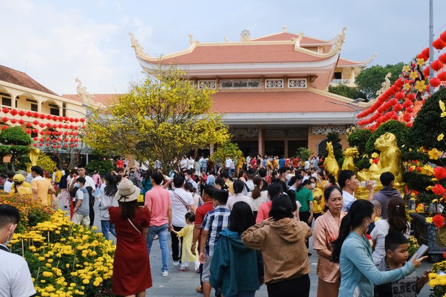 Giving lucky pockets and A gift of New Year on the First day of Lunar New Year