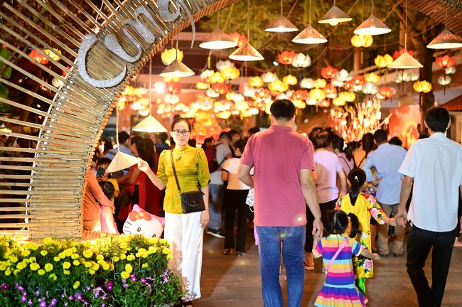 Giving lucky pockets and A gift of New Year on the First day of Lunar New Year