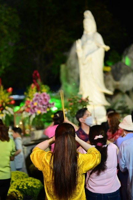 Giving lucky pockets and A gift of New Year on the First day of Lunar New Year