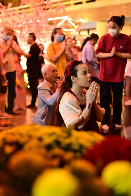 Giving lucky pockets and A gift of New Year on the First day of Lunar New Year