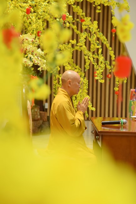 Giving lucky pockets and A gift of New Year on the First day of Lunar New Year
