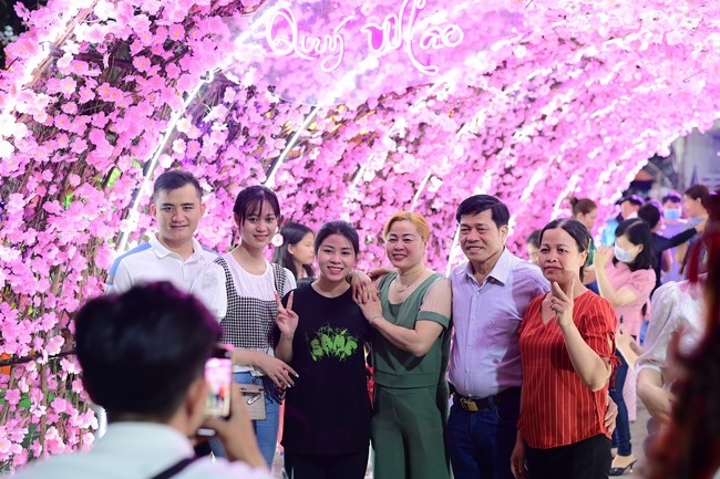 Giving lucky pockets and A gift of New Year on the First day of Lunar New Year