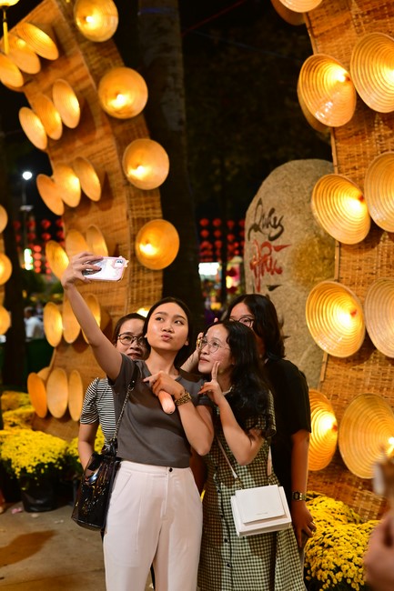 Giving lucky pockets and A gift of New Year on the First day of Lunar New Year