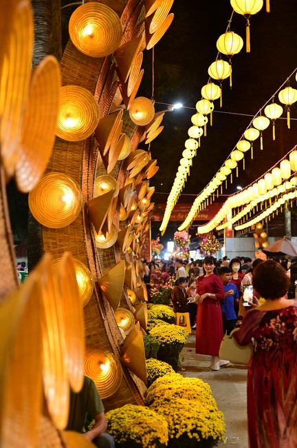 Giving lucky pockets and A gift of New Year on the First day of Lunar New Year