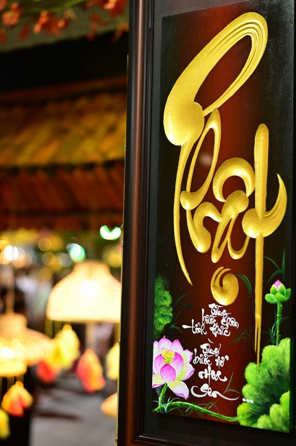 Giving lucky pockets and A gift of New Year on the First day of Lunar New Year