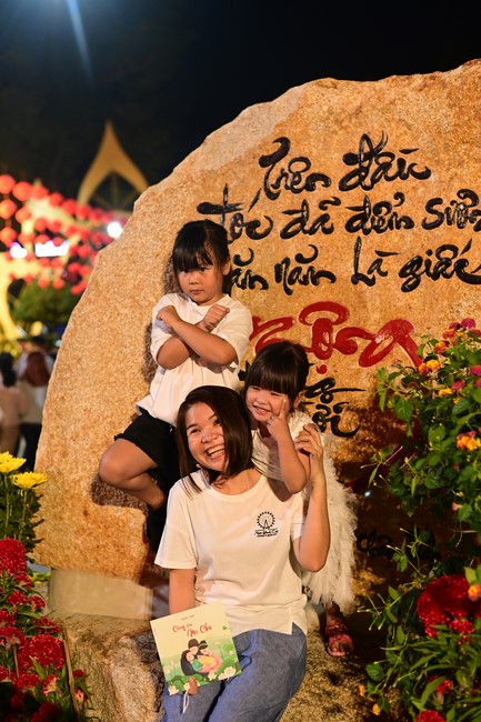 Giving lucky pockets and A gift of New Year on the First day of Lunar New Year