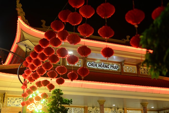 Giving lucky pockets and A gift of New Year on the First day of Lunar New Year