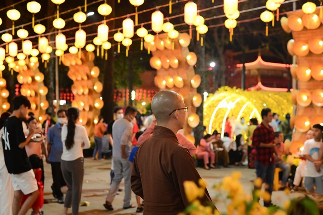 Giving lucky pockets and A gift of New Year on the First day of Lunar New Year