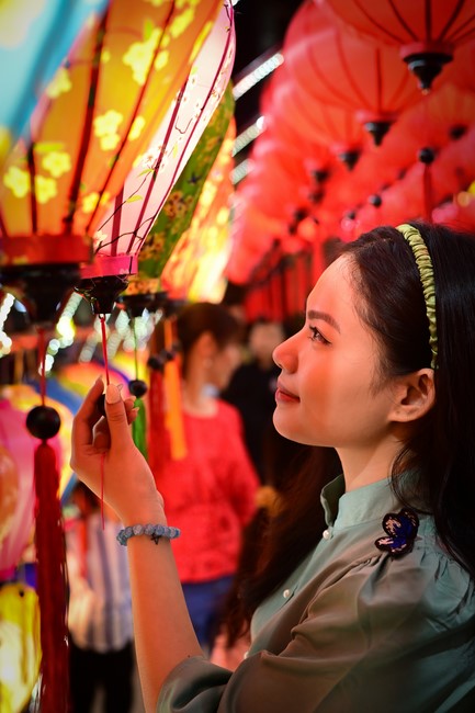 Giving lucky pockets and A gift of New Year on the First day of Lunar New Year