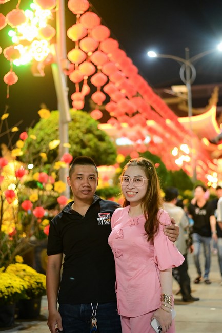 Giving lucky pockets and A gift of New Year on the First day of Lunar New Year