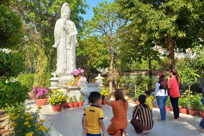 Welcoming the Lunar New Year at Hoang Phap Pagoda - Cambodia