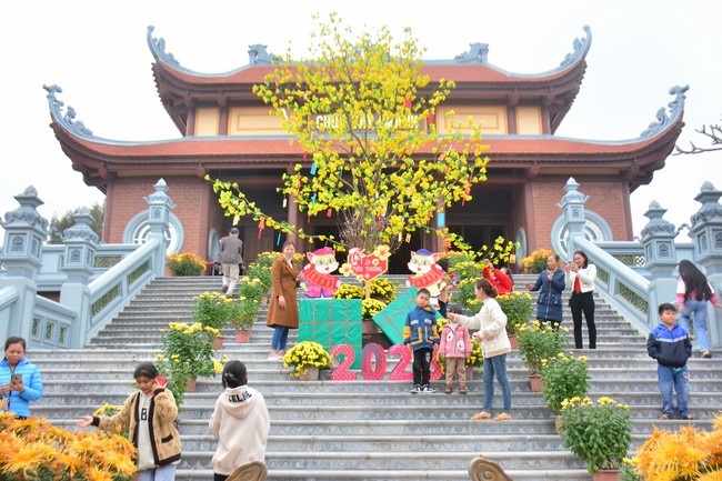 Peace praying ceremony at Tay Khanh Pagoda in Thai Binh in the new year