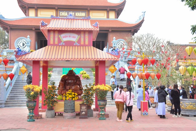 Peace praying ceremony at Tay Khanh Pagoda in Thai Binh in the new year