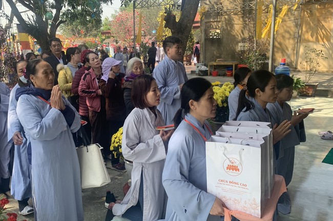 The Ceremony of peaceful Prayers, wishing longevity, releasing creatures at Dong Cao Pagoda in early 2023.