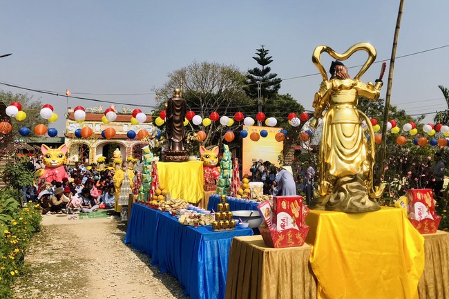 The Ceremony of peaceful Prayers, wishing longevity, releasing creatures at Dong Cao Pagoda in early 2023.