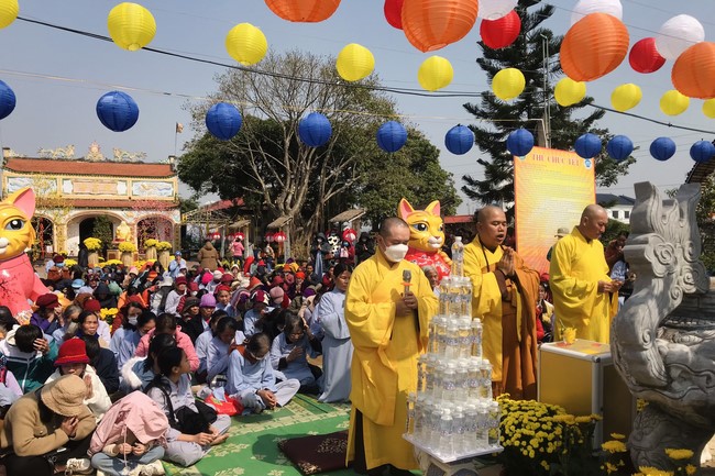 The Ceremony of peaceful Prayers, wishing longevity, releasing creatures at Dong Cao Pagoda in early 2023.