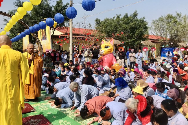 The Ceremony of peaceful Prayers, wishing longevity, releasing creatures at Dong Cao Pagoda in early 2023.