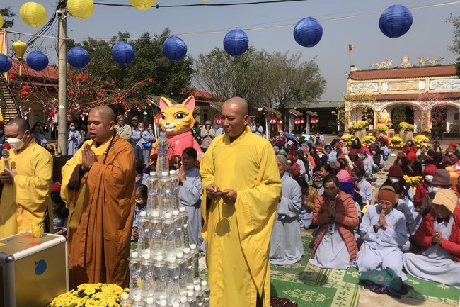 The Ceremony of peaceful Prayers, wishing longevity, releasing creatures at Dong Cao Pagoda in early 2023.
