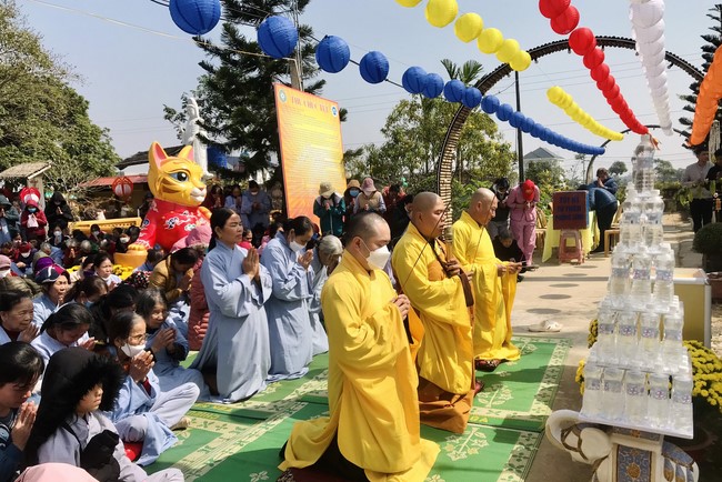 The Ceremony of peaceful Prayers, wishing longevity, releasing creatures at Dong Cao Pagoda in early 2023.