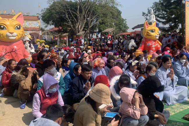 The Ceremony of peaceful Prayers, wishing longevity, releasing creatures at Dong Cao Pagoda in early 2023.