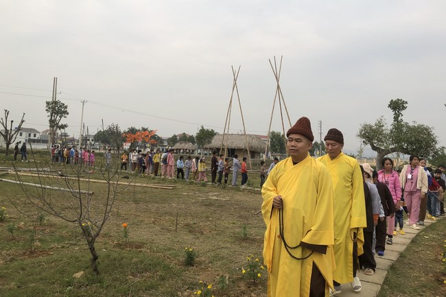 The 11 th Lotus seeds Sowing Retreat at Dong Cao Pagoda, Thanh Hoa