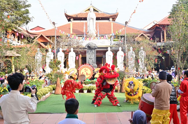 Preaching dharma at Hoa Phuc pagoda in the third day of propagation trip in the Northern