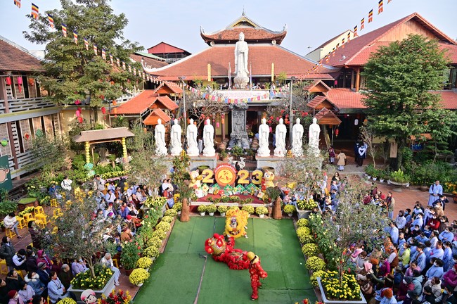 Preaching dharma at Hoa Phuc pagoda in the third day of propagation trip in the Northern