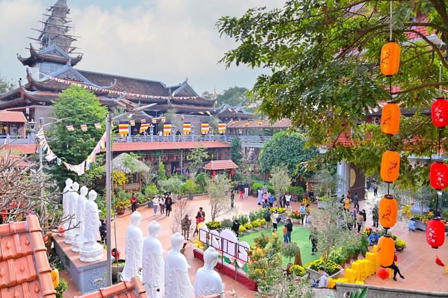 Preaching dharma at Hoa Phuc pagoda in the third day of propagation trip in the Northern