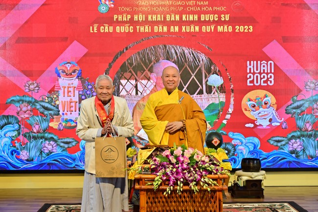 Preaching dharma at Hoa Phuc pagoda in the third day of propagation trip in the Northern
