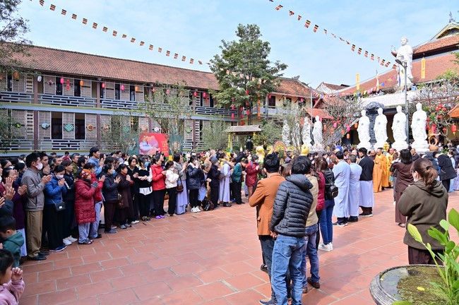 Preaching dharma at Hoa Phuc pagoda in the third day of propagation trip in the Northern