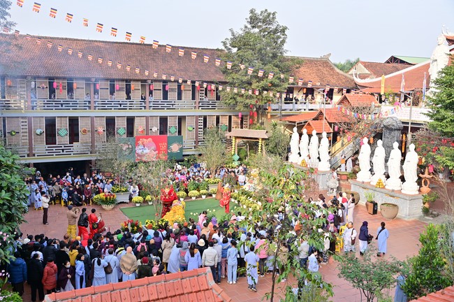 Preaching dharma at Hoa Phuc pagoda in the third day of propagation trip in the Northern