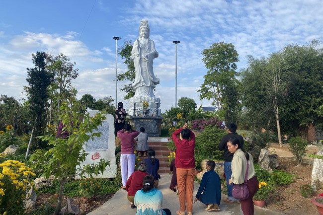 Beginning a sutra in the New Year at Suoi Phap Pagoda, Tay Ninh