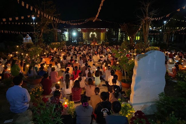 Beginning a sutra in the New Year at Suoi Phap Pagoda, Tay Ninh