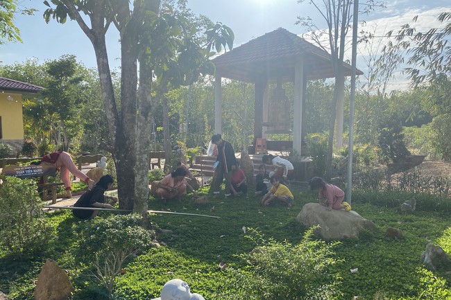 Beginning a sutra in the New Year at Suoi Phap Pagoda, Tay Ninh