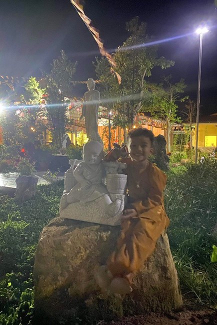 Beginning a sutra in the New Year at Suoi Phap Pagoda, Tay Ninh