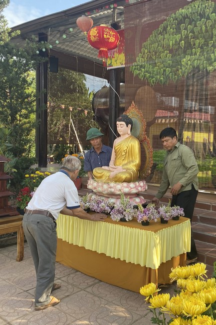 Beginning a sutra in the New Year at Suoi Phap Pagoda, Tay Ninh