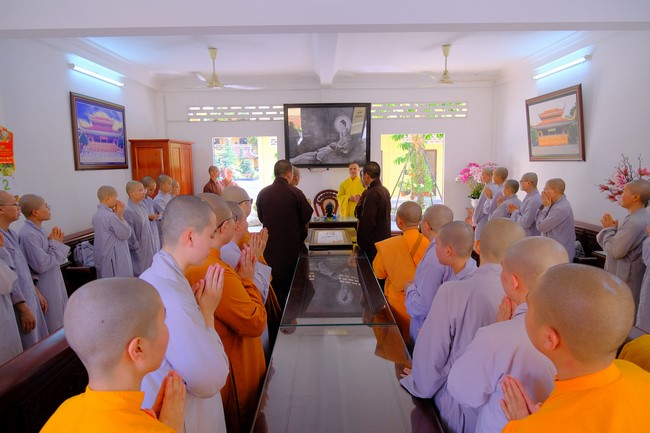 Tăng Ni sinh Khoa Hoằng Pháp khóa 15 HVPGVN thăm và chúc tết chùa Hoằng Pháp