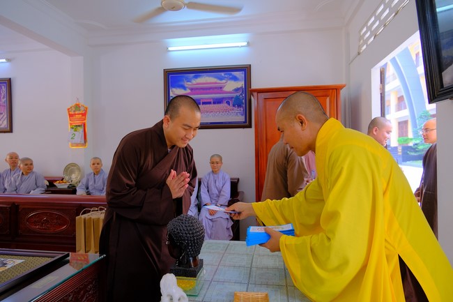 Tăng Ni sinh Khoa Hoằng Pháp khóa 15 HVPGVN thăm và chúc tết chùa Hoằng Pháp