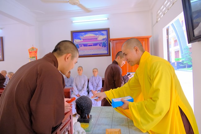 Tăng Ni sinh Khoa Hoằng Pháp khóa 15 HVPGVN thăm và chúc tết chùa Hoằng Pháp