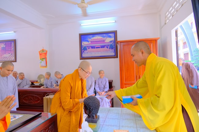 Tăng Ni sinh Khoa Hoằng Pháp khóa 15 HVPGVN thăm và chúc tết chùa Hoằng Pháp